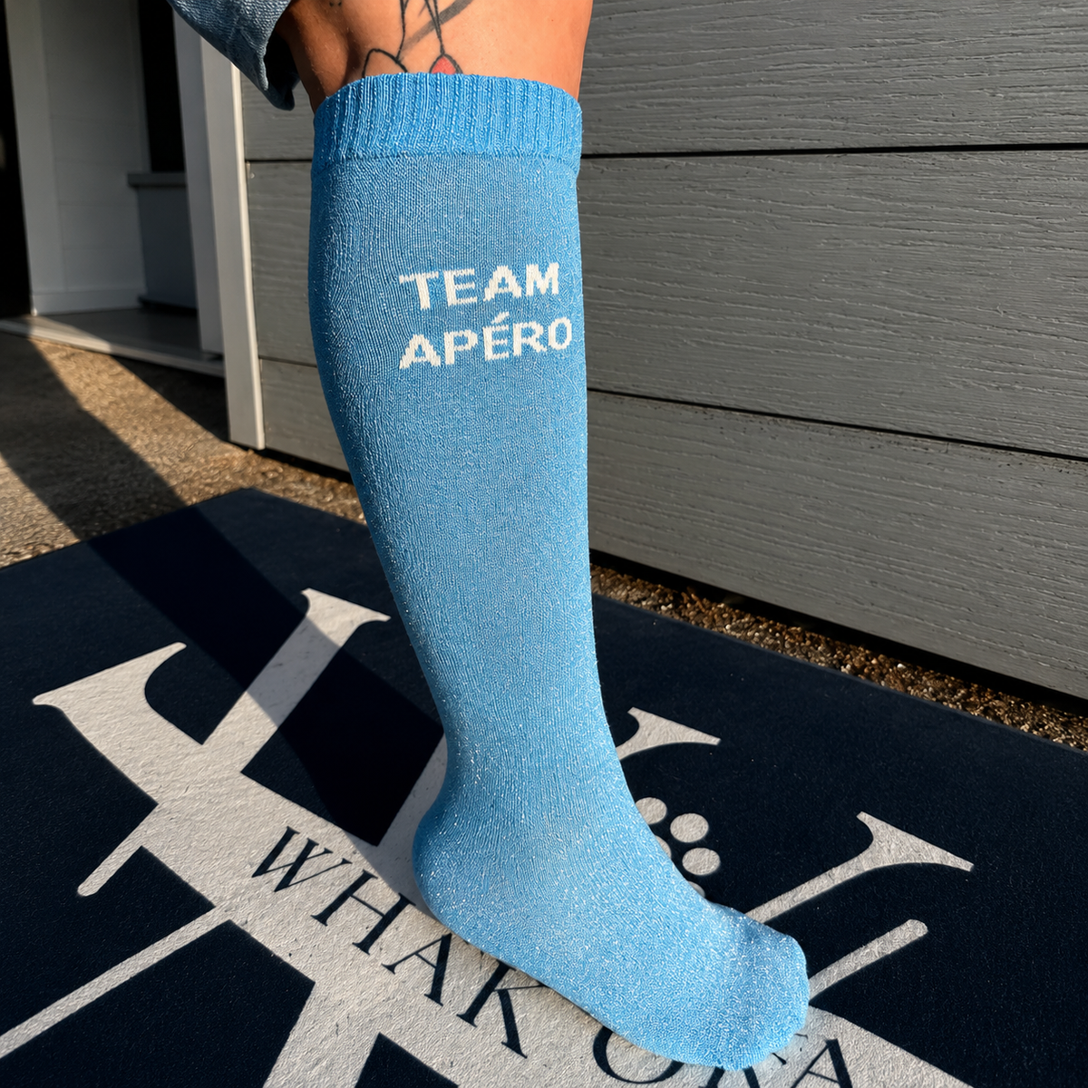 Chaussette d'équitation bleu Team Apéro portée sous le genou
