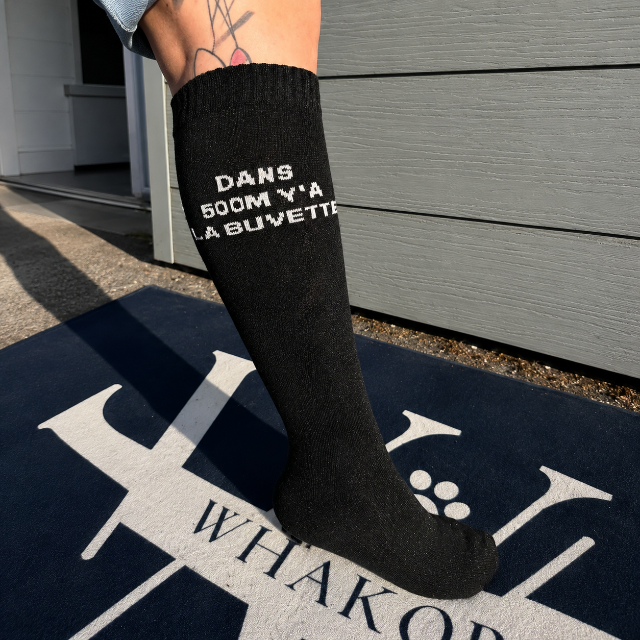 Chaussette d'équitation noire Dans 500m y'a la buvette portée par une cavalière