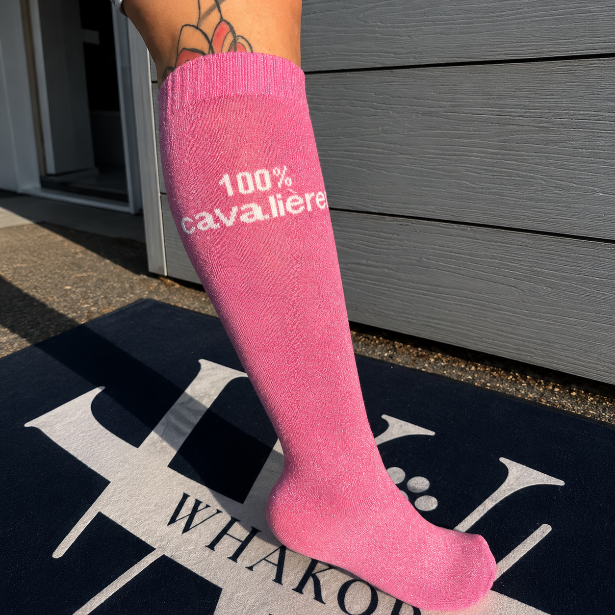 Chaussette d'équitation rose 100% cavalière portée sous le genou