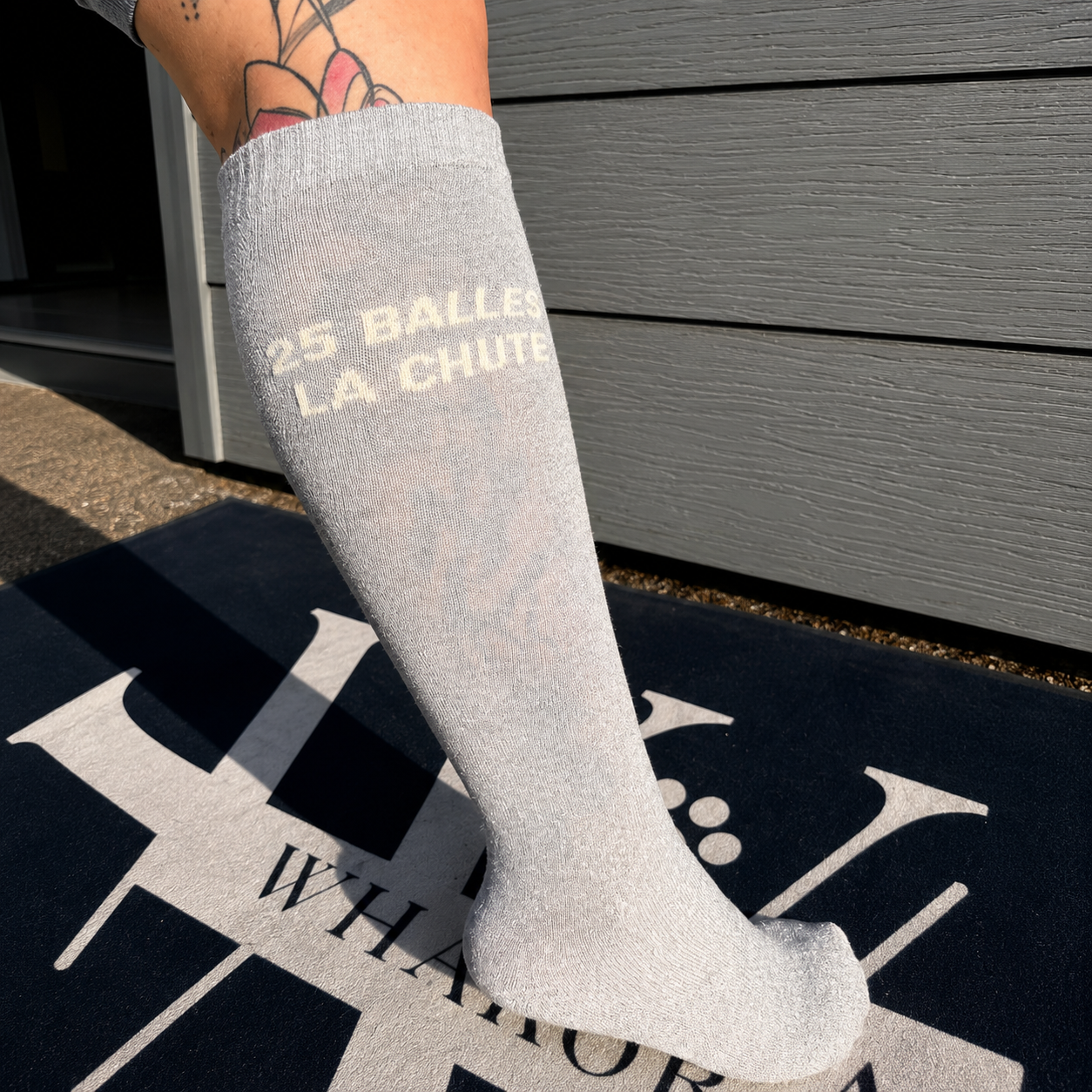 Chaussette d'équitation grise 25 balles la chute portée sous le genou