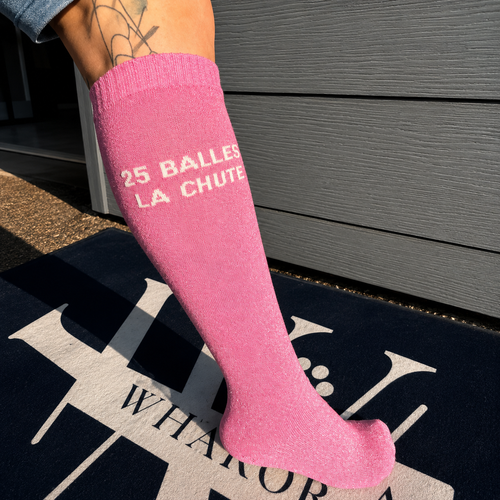Chaussette d'équitation rose 25 balles la chute portée sous le genou