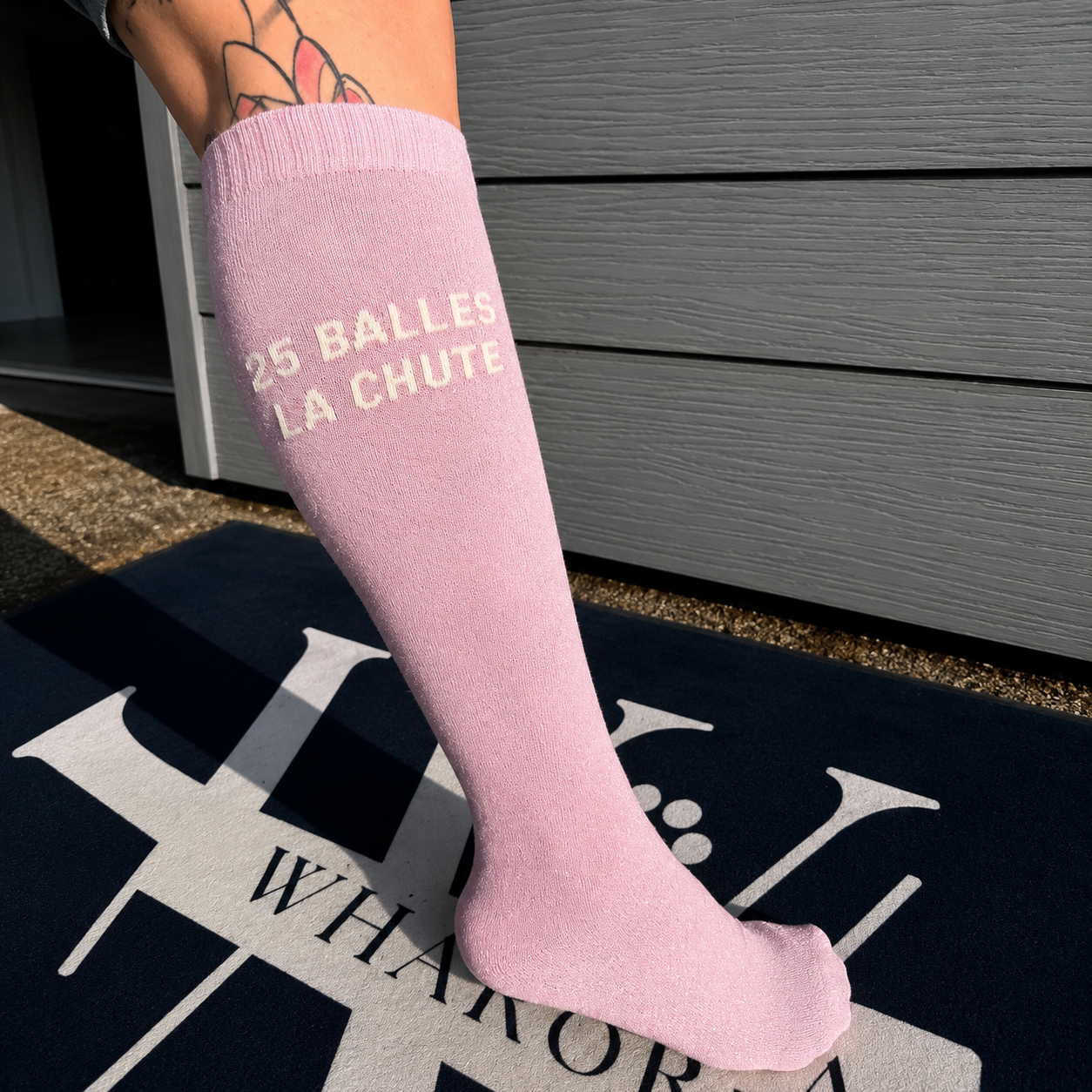 Chaussette d'équitation rose clair 25 balles la chute portée sous le genou
