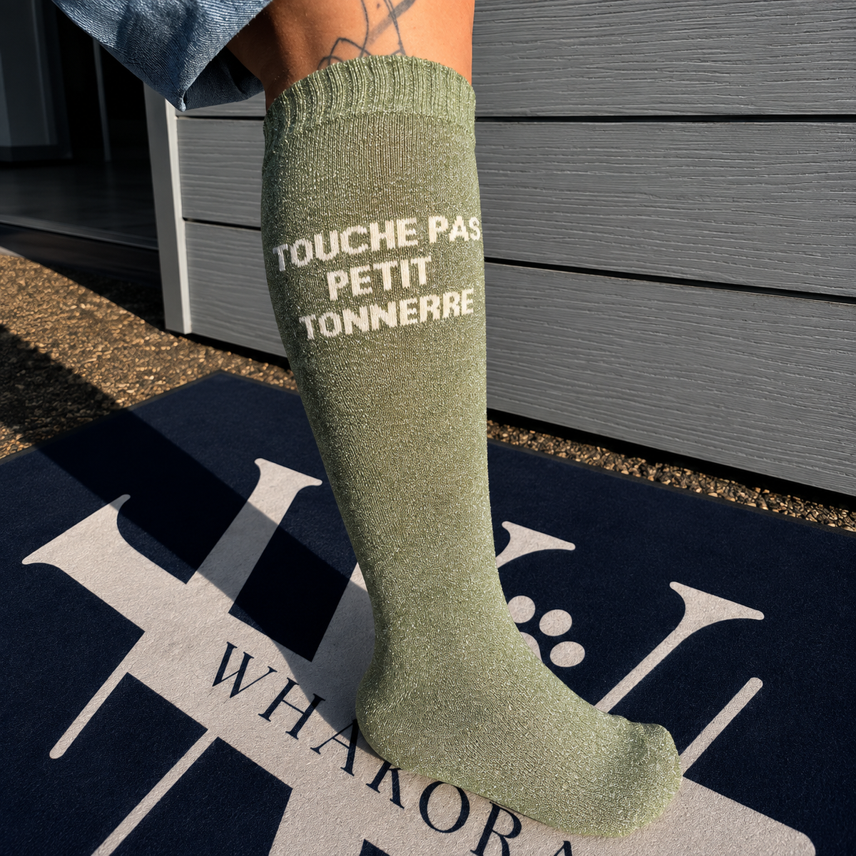 Chaussette d'équitation vert Touche pas petit tonnerre portée par une cavalière