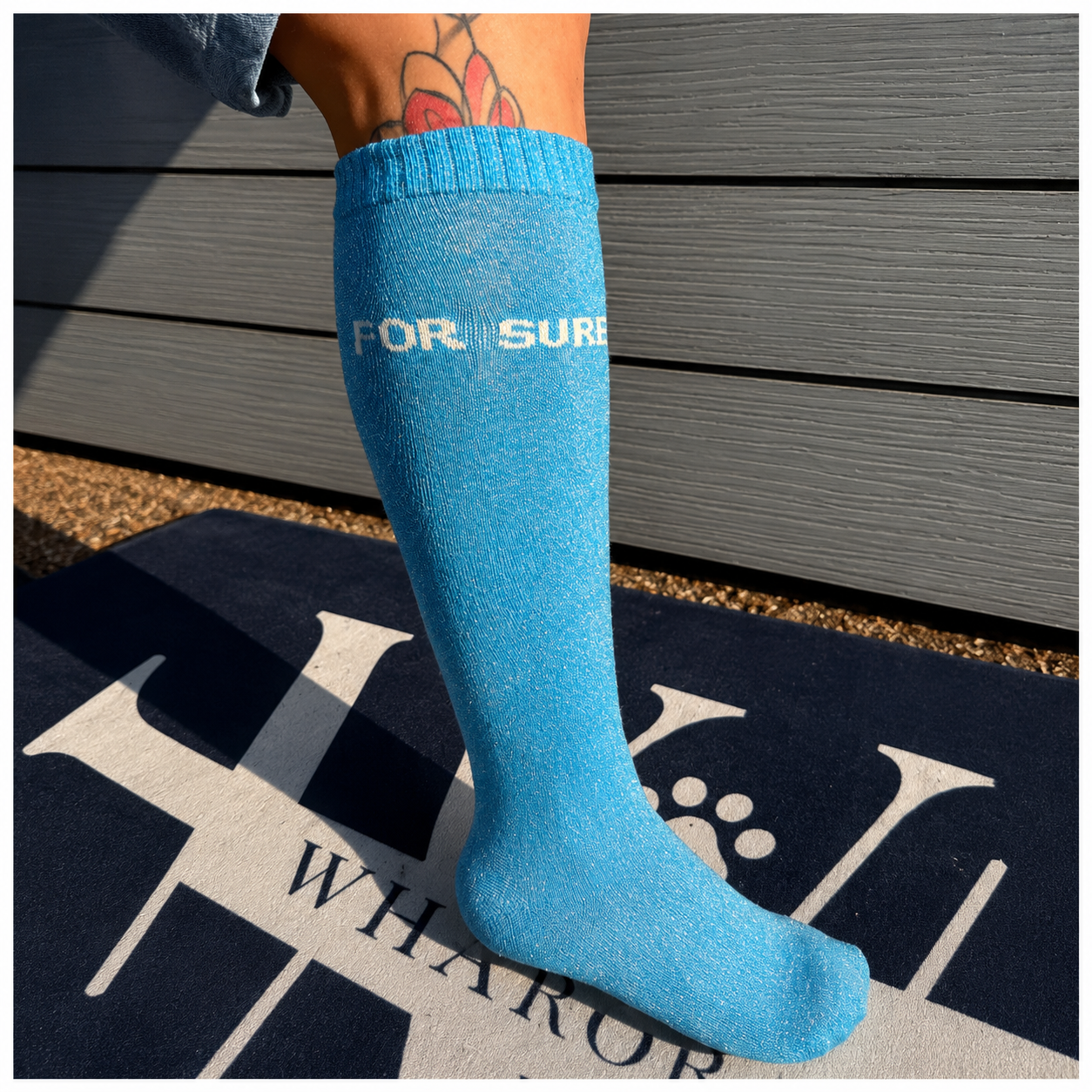 Chaussette d'équitation bleu For Sure portée sous le genou
