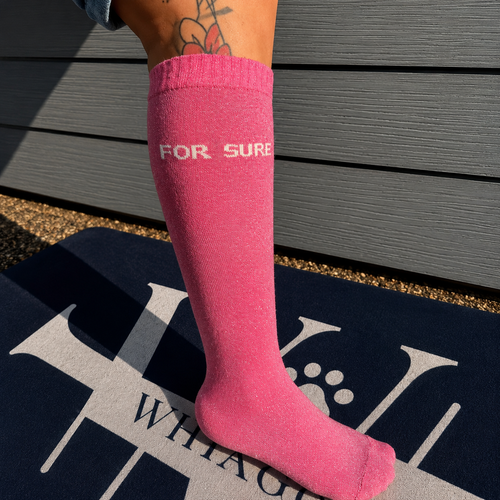 Chaussette d'équitation rose For Sure portée sous le genou
