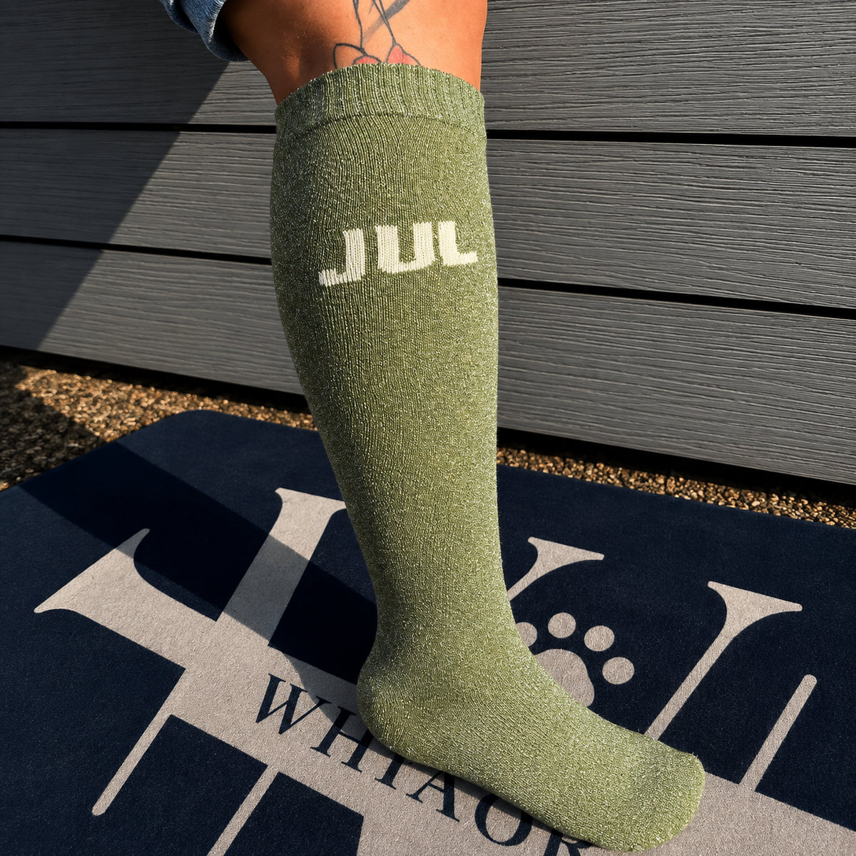 Chaussette d'équitation verte Jul portée par une cavalière