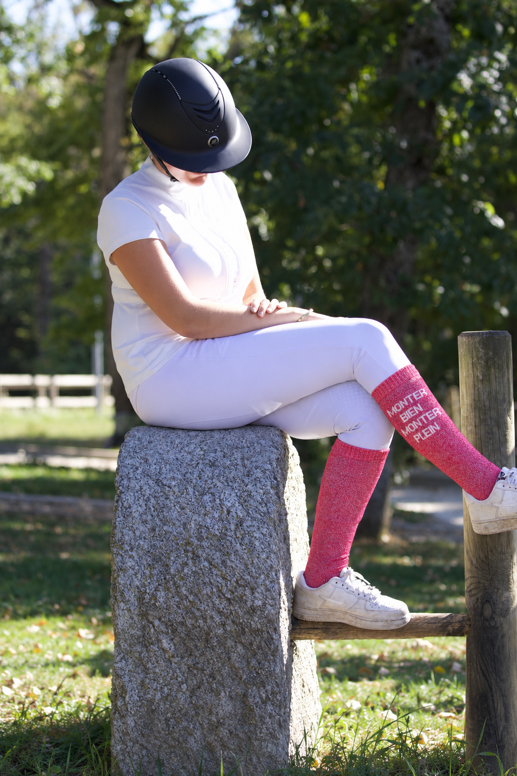 Chaussette d’équitation fuschia pailletée Monter bien monter plein portée devant les antérieurs d’un cheval bai