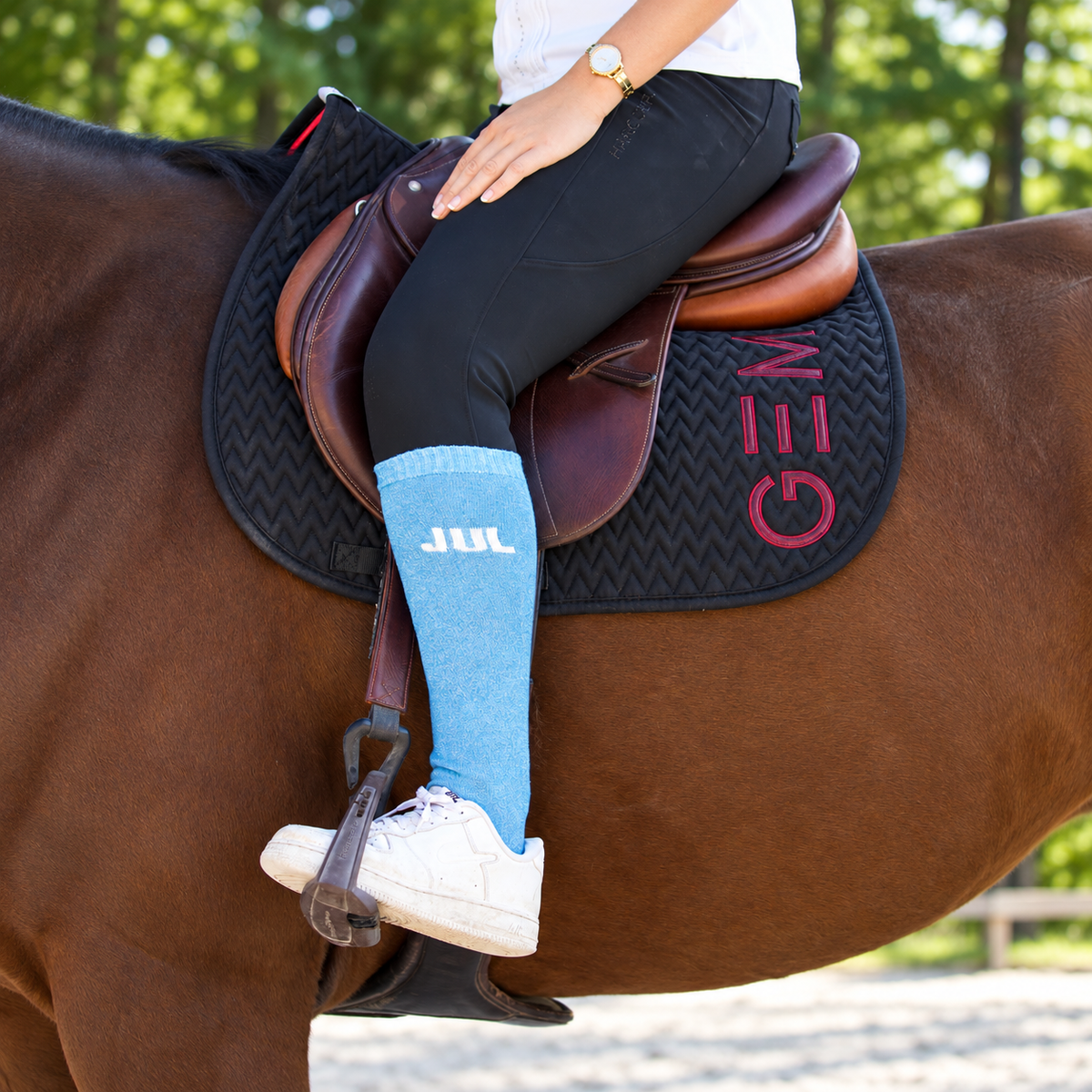 Chaussette d'équitation bleu Jul portée par une cavalière