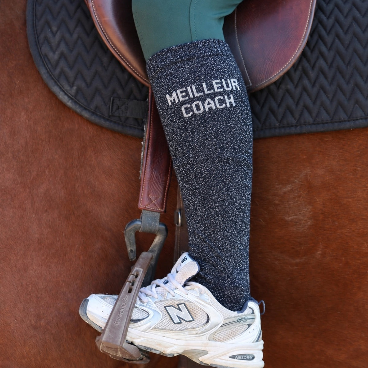 Chaussette d'équitation grise Meilleur coach portée sous le genou